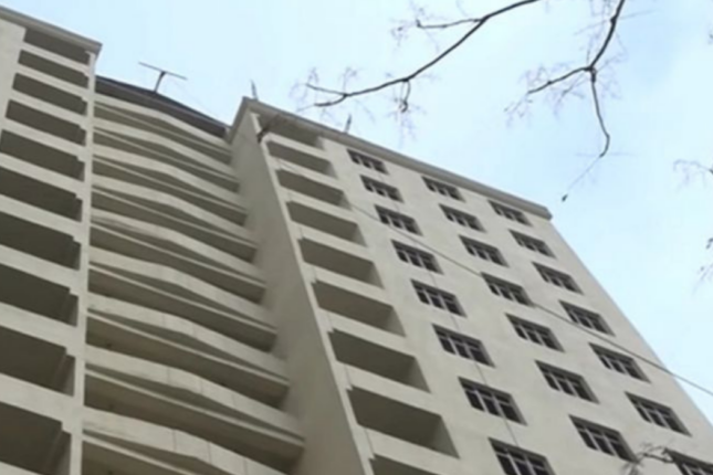 “Evimizi sökdülər, 10 ildir binanı təhvil vermirlər” – Tikinti şirkətindən şikayət (VİDEO) “Evimizi sökdülər, 10 ildir binanı təhvil vermirlər” – Tikinti şirkətindən şikayət (VİDEO)