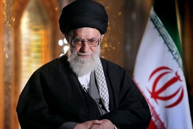 Xamineyi bunkerdə: İran rəsmiləri onunla görüşə gözləri bağlı aparılır