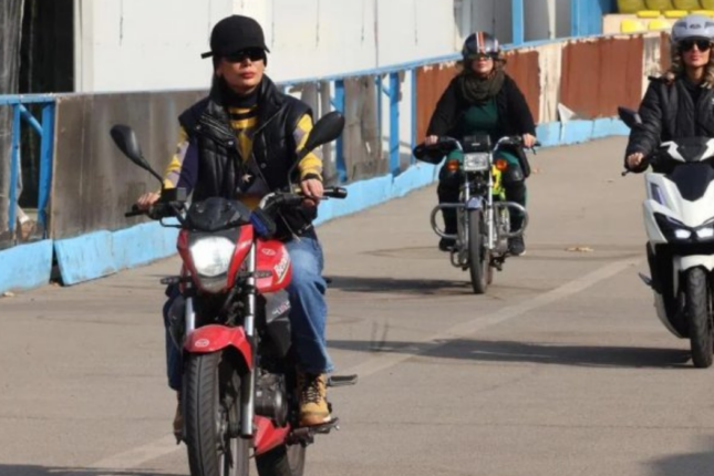 İranlı qadınlar rəsmi olaraq motosiklet sürə biləcəklər