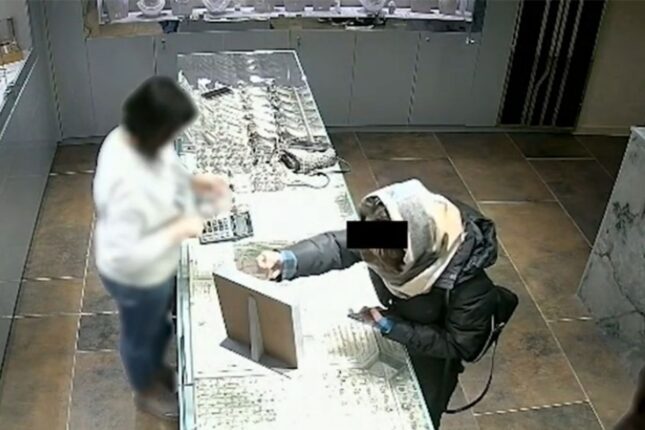 Bakıda qadın 3 min manatlıq qızılı belə oğurladı – Video