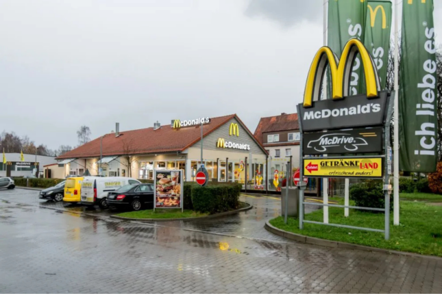 Hamburqda McDonald’s-da qalmaqallı aksiya – stullar dağıdıldı — VİDEO