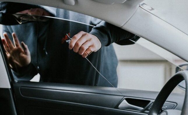 Bakıda “Range Rover”dən 11 min manat oğurlandı