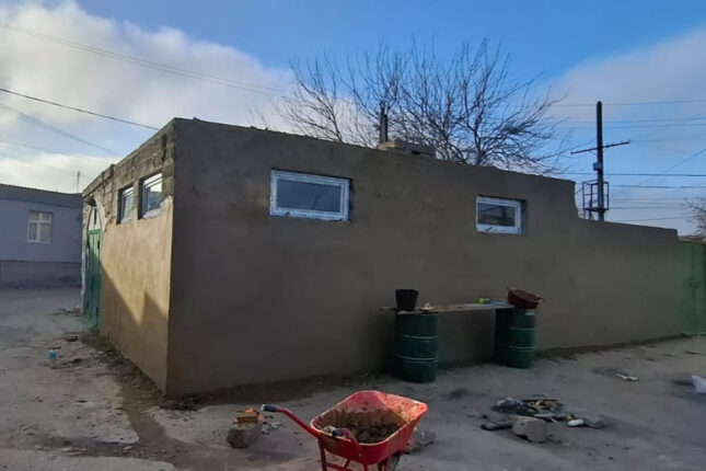 Tarixi məscidin divarlarına suvaq vurdular – Fotolar