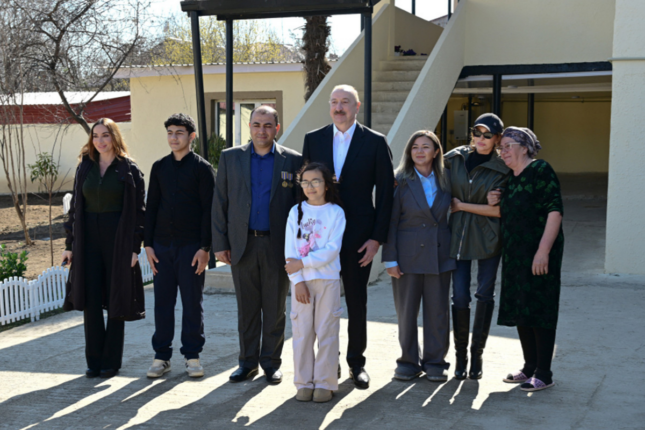 Prezident ailəsi ilə onlara qonaq getdi – Fotolar