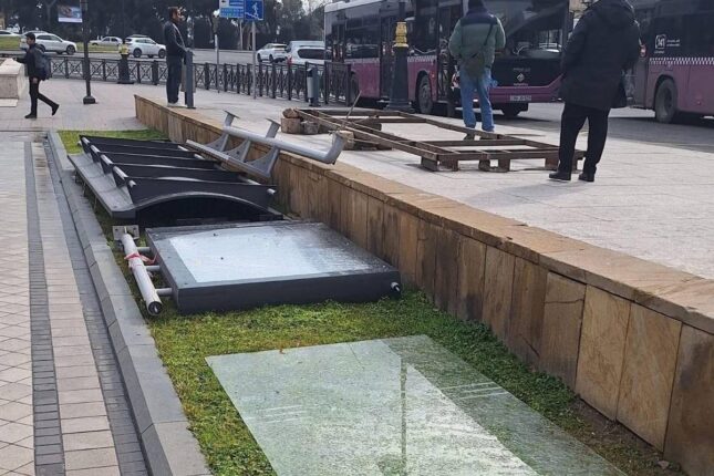 AYNA-nın dayanacağı küləyə tab gətirmədi: yıxıldı- FOTO