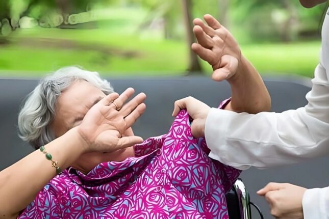 Kişi narkotik almaq üçün pul verməyən anasını döydü