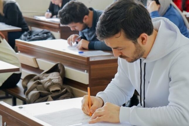 DİM xarici dil üzrə fəlsəfə doktoru imtahanı keçirdi