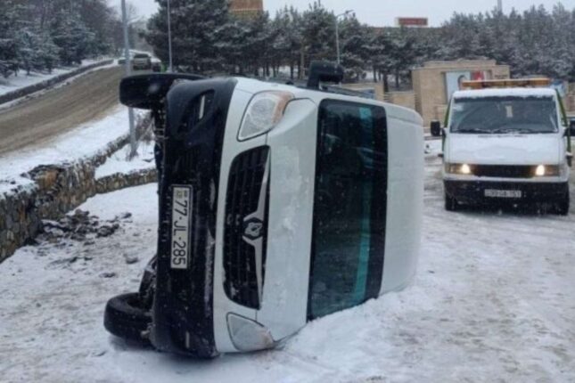 Qusarda mikroavtobus aşdı – 2 nəfər xəsarət aldı