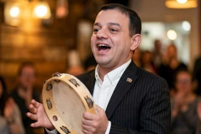 Ata Abdullayev müğənniliyə başlayır