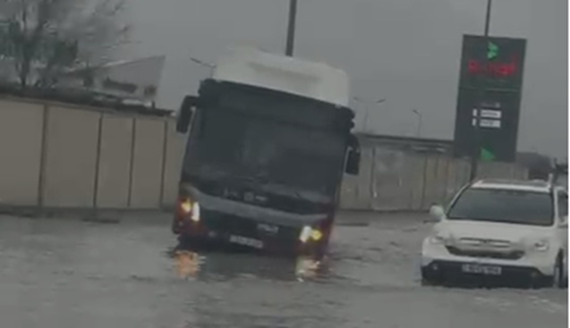 “Bakubus” avtobusu yolda qaldı – Video
