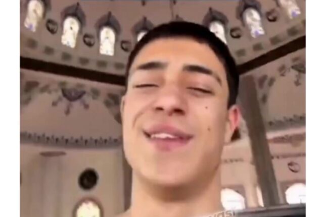 Məsciddə qalmaqallı GÖRÜNTÜ: Yarıçılpaq halda VİDEO çəkdi