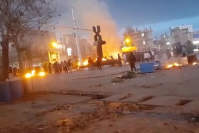 İran küçələrində naməlum silahlı dəstə: Onlar kimdirlər?