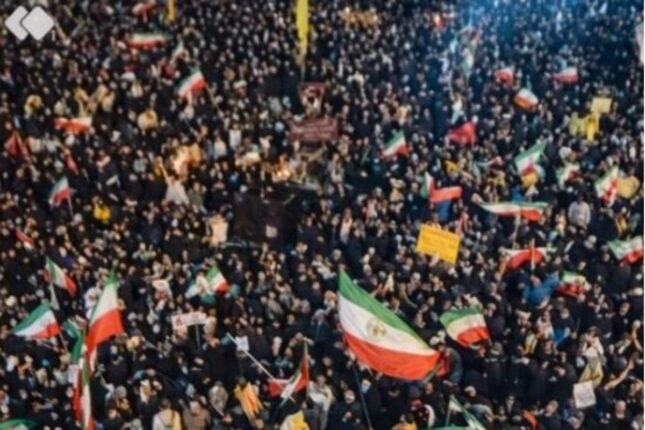 Ərdəbildə minlərlə insan ayağa qalxdı