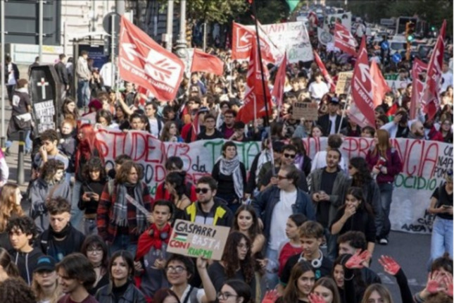 İtaliyada müharibə əleyhinə aksiya keçirildi