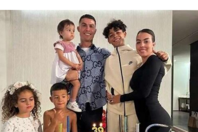 Ronaldo ailəsi ilə birgə Səudiyyədən təcili getdi