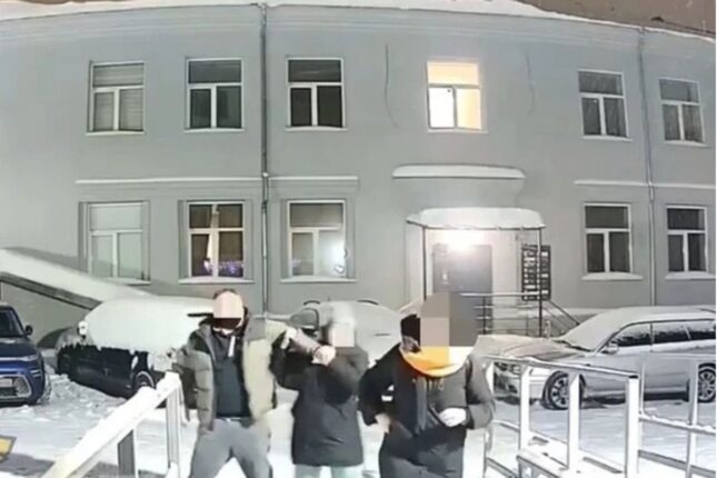 Rusiyada ərini xəyanət üstündə yaxalayan qadın məşuqəni döydü –VİDEO