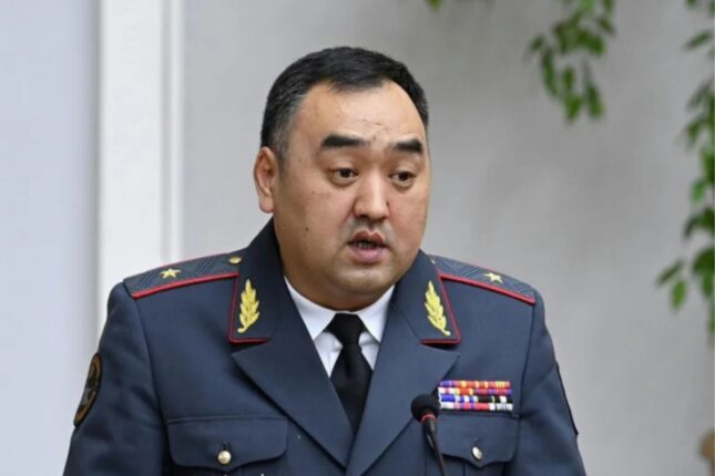 Qırğızıstanda nazir ictimai yerdə siqaret çəkdiyinə görə cərimələndi – FOTO