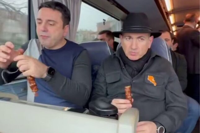 Paşinyandan yenə sosial şəbəkə sürprizi – Avtobusda məşhur “Naxçıvan sucuğu” yedi – VİDEO