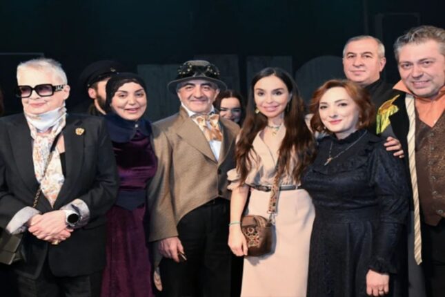 Leyla Əliyeva “Neft bumu hamıya gülümsəyir” tamaşasında (FOTO)