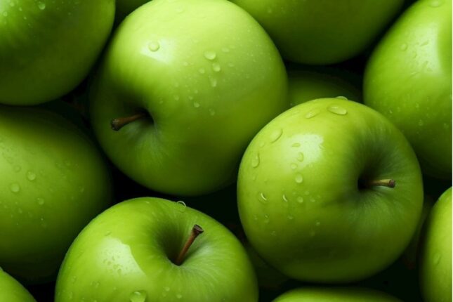 Meyvələrin parıldama səbəbi üzərinə çəkilən bu zərərli maddə imiş: Yaxşıca yuyun