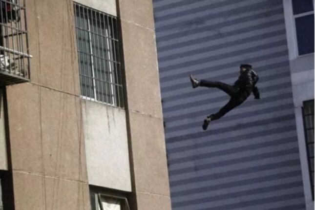 Gənc oğlan 20-ci mərtəbədən yıxılıb öldü