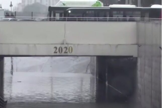 İki nəfərin boğulub öldüyü Sabunçu keçidini yenidən su basdı – VİDEO