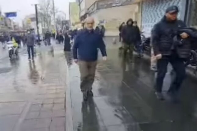 Pezeşkian Tehranda yürüşdə – Video