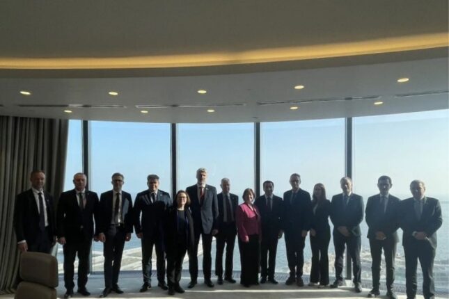 Hikmət Hacıyev siyasi direktorlar ilə fikir mübadiləsi apardı