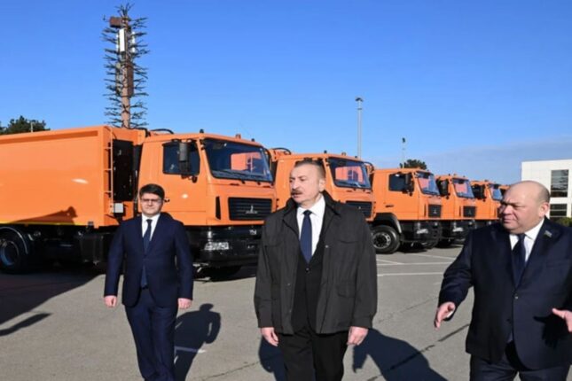 İlham Əliyev Bakıda məişət tullantıları daşıyan texnikalarla tanış oldu (FOTO)