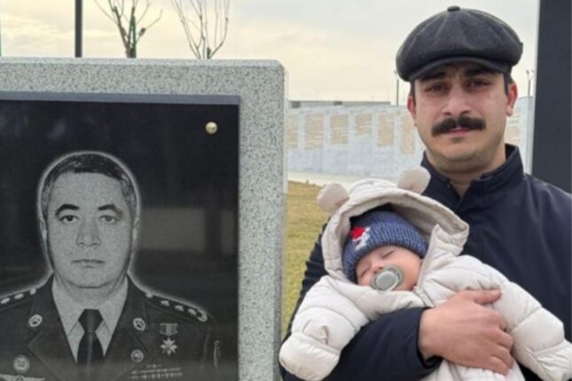 Oğlu və nəvəsi məzarı başında… – FOTO