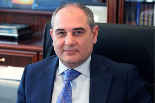 Nəsimidə piyada səkisində qanunsuz tikinti – Video