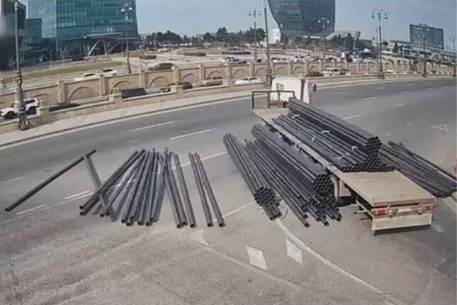 “Bağırov” körpüsündə yük maşından yola dağıldı – Video