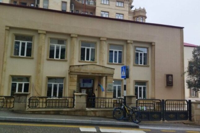 Bakı məktəbində şagirdlər arasında bıçaqlanma – VİDEO