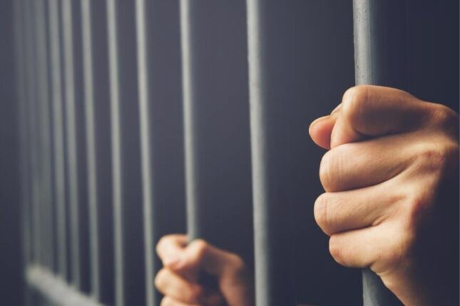 Kişi keçmiş sevgilisinin üzərinə yandırıcı maddə tökdü