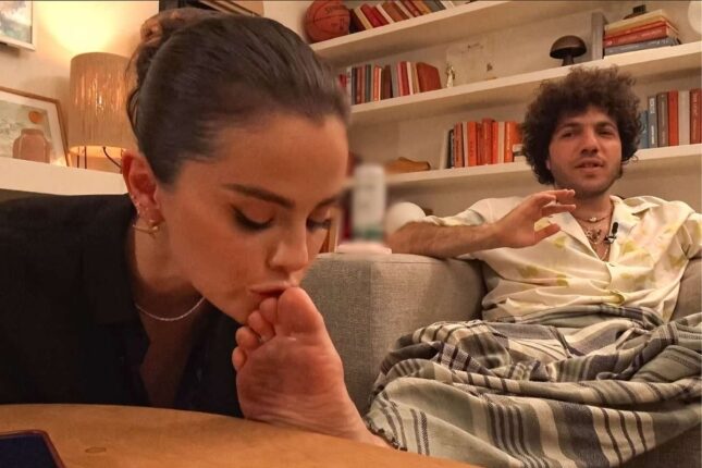 Məşhur müğənni ərinin çirkli ayağını öpdü – VİDEO