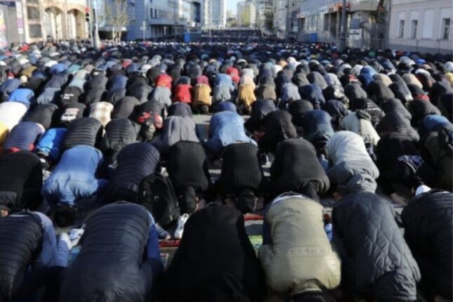 Bu Küçədə namaz qadağan edildi