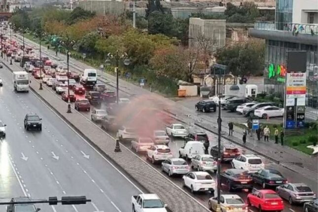 Bakının 21 yolunda tıxac var – SİYAHI