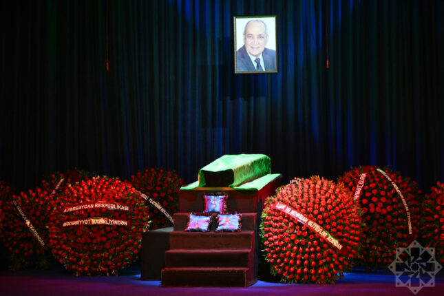 İlham Əliyev və Mehriban Əliyeva Rasim Balayevlə vida mərasiminə əklil göndəriblər — FOTO