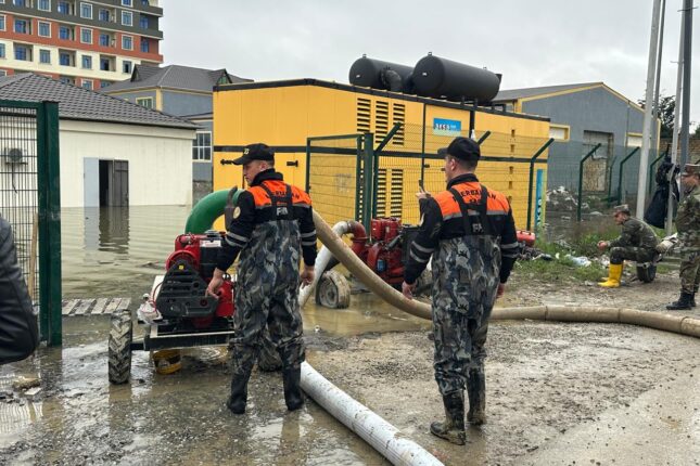 Abşeronda aramsız yağan yağışın yaratdığı fəsadların qarşısı alınır – Fotolar
