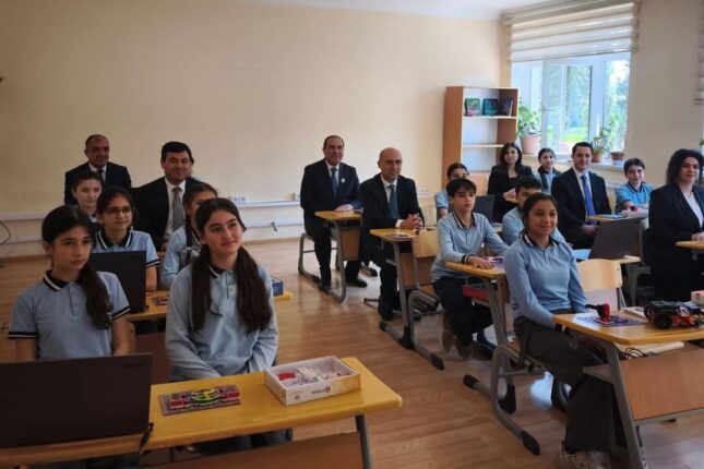Əmrullayevi tənqid atəşinə tutdular: “Bacarırsansa, təmirsiz məktəblərə get” – Foto