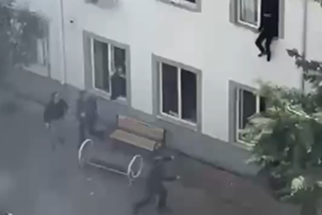 Ölümdən xilas olmaq üçün pəncərədən tullandılar – Silahlı hücumdan yeni görüntülər