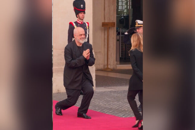 Yenə də onun qarşısında diz çökdü – Video