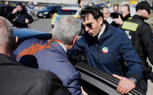 Rza Pəhləviyə qırmızı boya atdılar – VİDEO