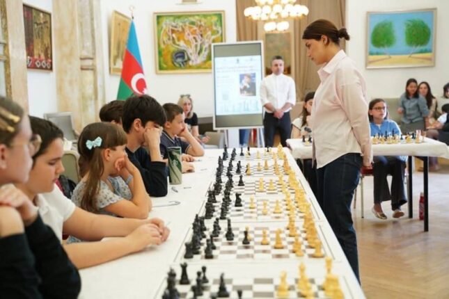 Azərbaycan çempionu Vyanada eyni vaxtda 15 şahmatçı ilə oynadı – FOTO