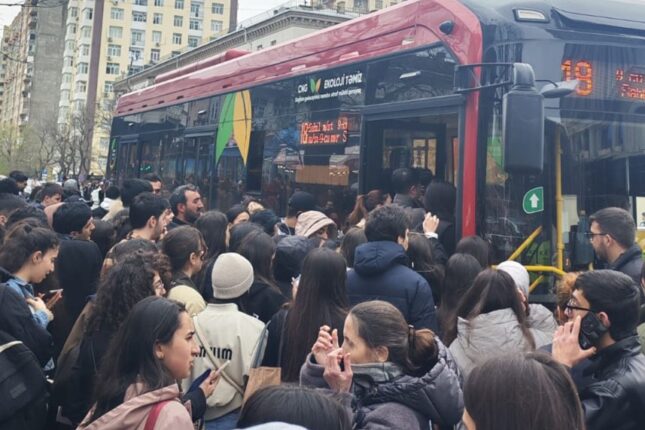 Metrodakı problem sərnişinləri çətin vəziyyətdə qoydu – Fotolar-Video