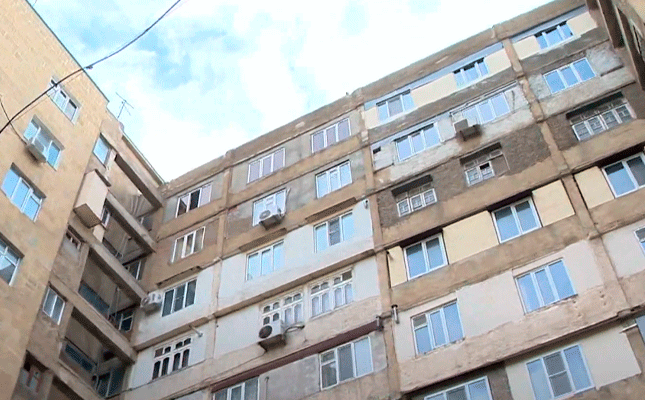 9-cu mərtəbədən yıxılan kişi öldü