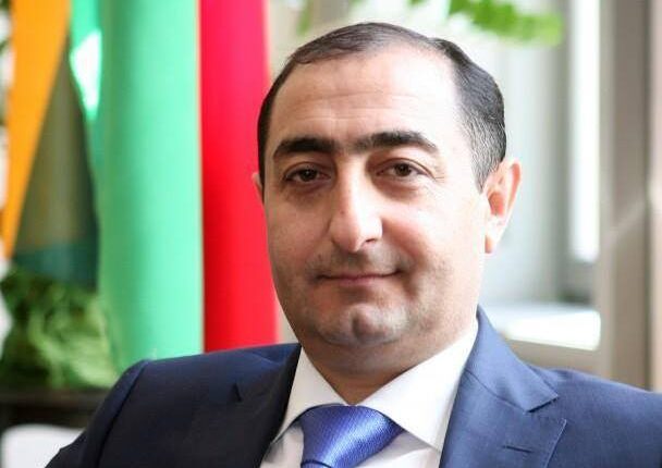 Keçmiş səfir “Discovery” ilə kuryerin motosikletini vurdu, hədə-qorxu gəldi