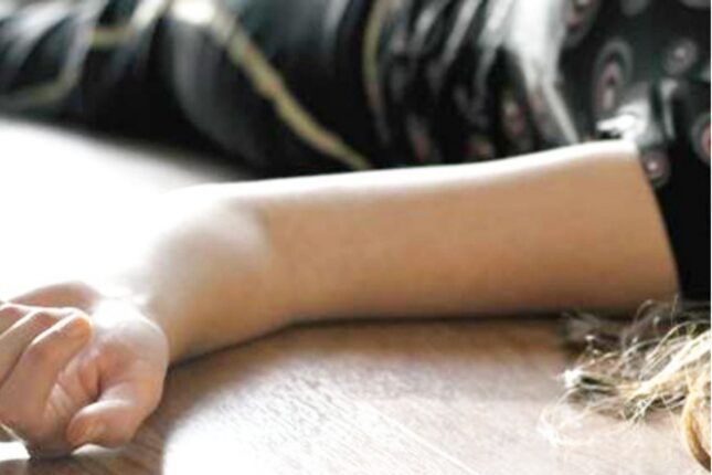 Qida borusunda yemək qalan qadın öldü