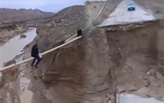 Qaradağda yolu sel apardı – Belə keçirlər – VİDEO