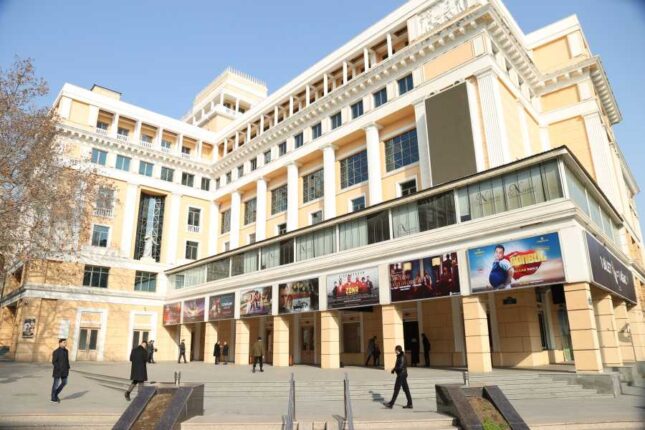 Nizami KM-dakı qrafiti davası: “Zalda tamaşaçı palto ilə oturur”